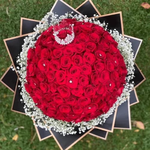 Chinese Red Rose Bouquet Made with 100 Roses, Gypsy Flower Decoration and Crown Top – Ideal for Proposal & Valentine’s Day