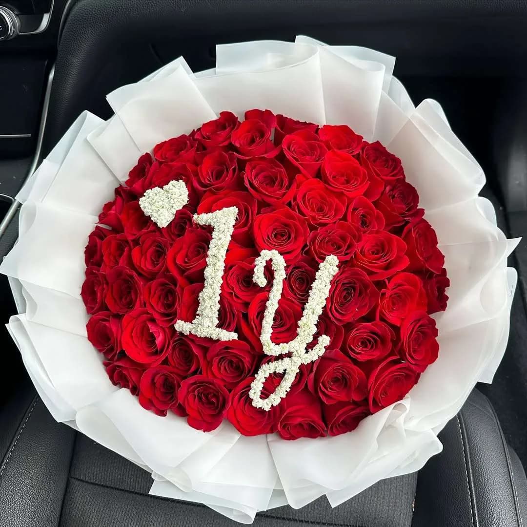Chinese Red Rose Bouquet Made with 100 Roses and Gypsy Flower – Perfect for Proposal, Anniversary & Valentine’s Day