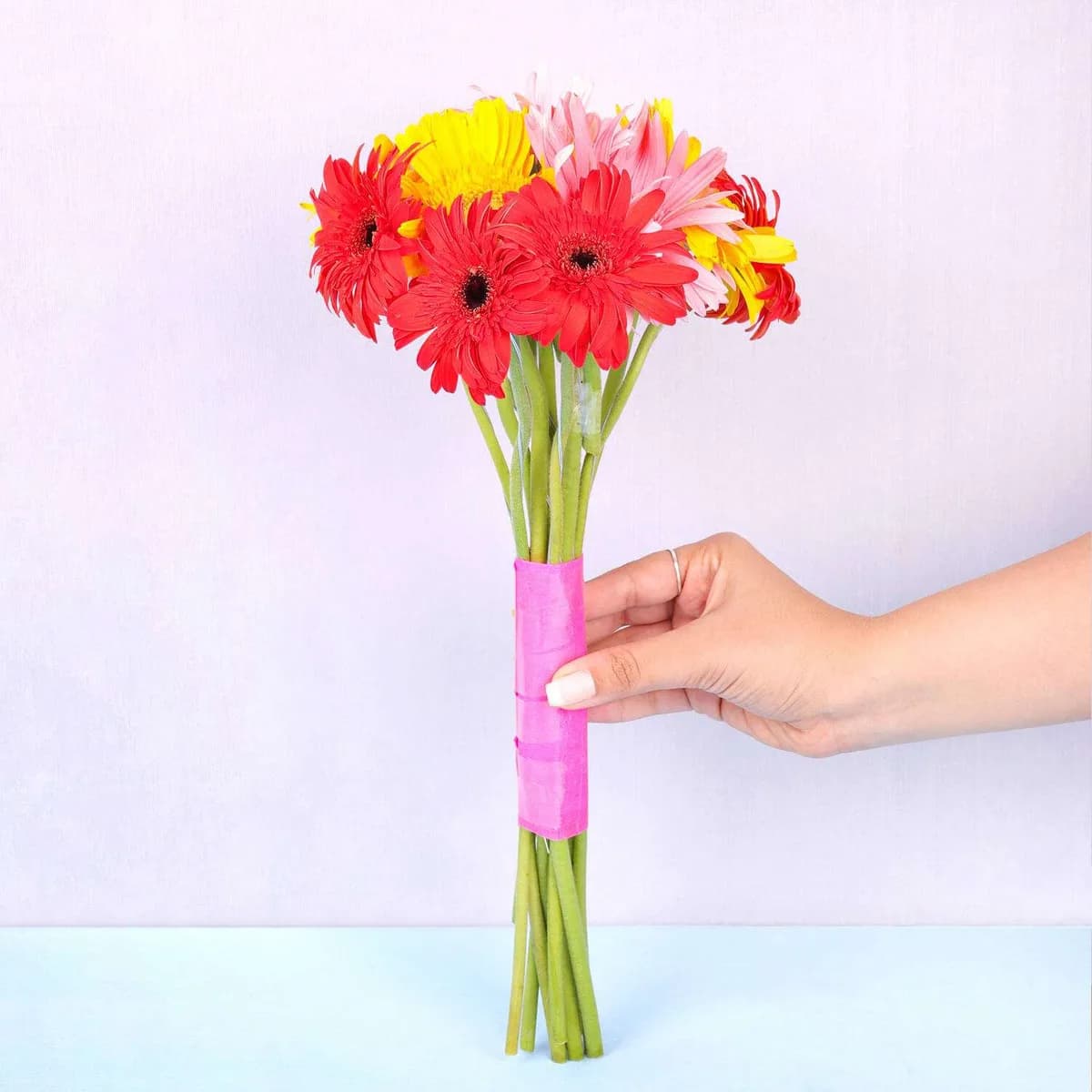 Colorful Gerbera Flower Bunch – Handheld Charm for Everyday Gifting