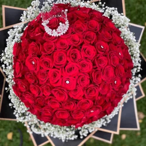 Chinese Red Rose Bouquet Made with 100 Roses, Gypsy Flower Decoration and Crown Top – Ideal for Proposal & Valentine’s Day