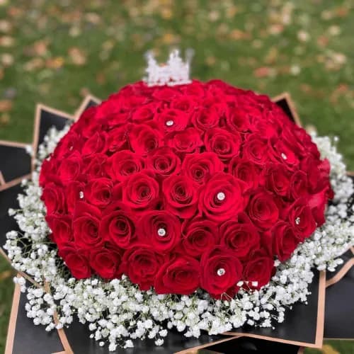 Chinese Red Rose Bouquet Made with 100 Roses, Gypsy Flower Decoration and Crown Top – Ideal for Proposal & Valentine’s Day